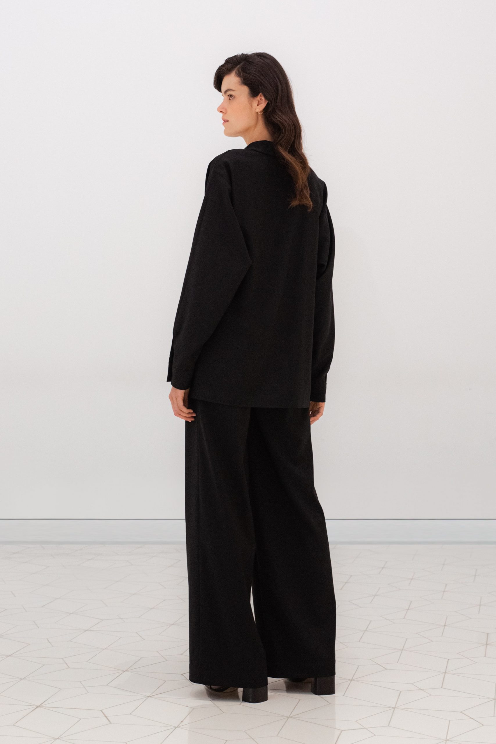 długie czarne wełniane spodnie damskie typu kuloty marki Plana tył