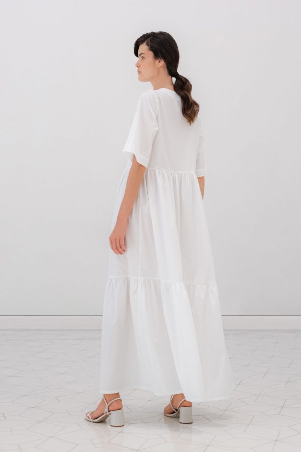 sukienka kaskadowa Siza kolor biały marki odzieżowej plana z Wrocławia-tył